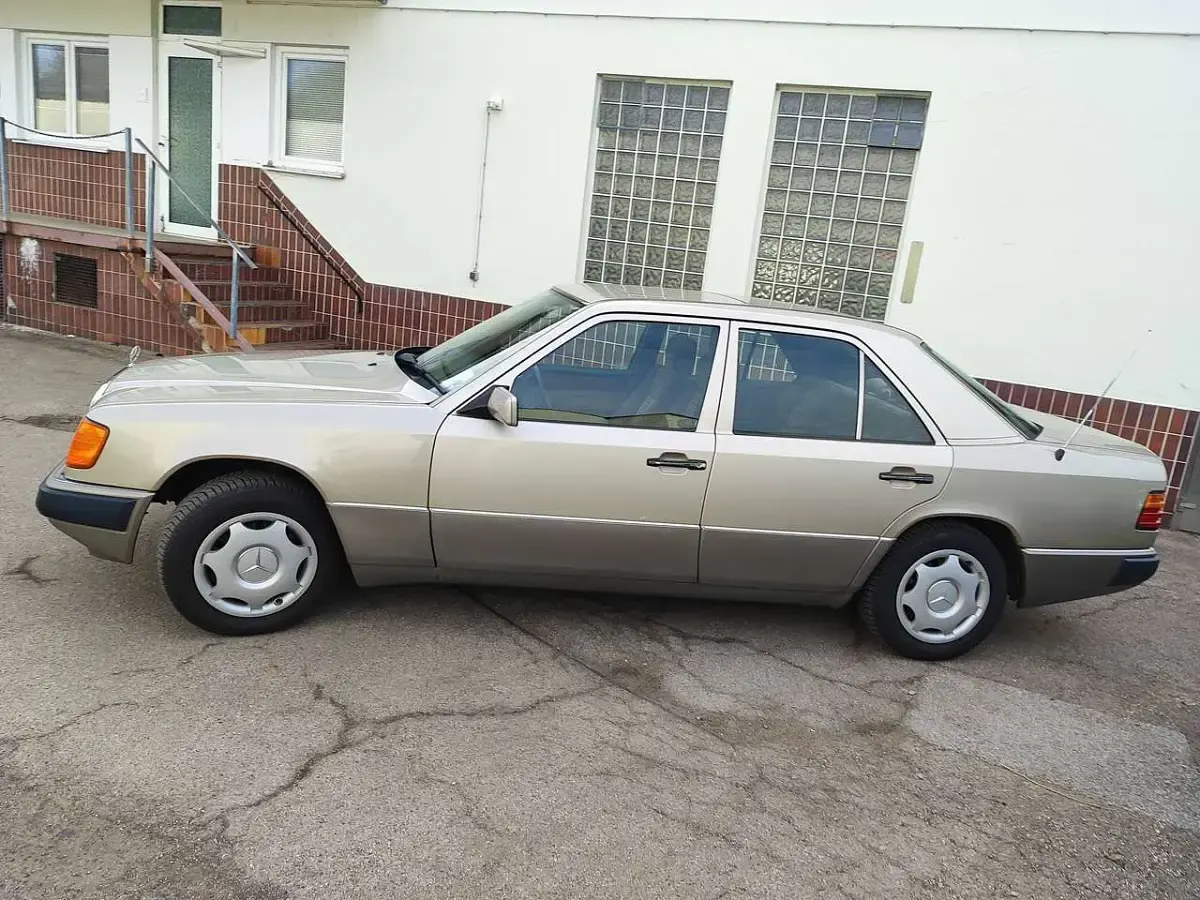 Gebraucht Mercedes E200 117 PS (86 kW) 1992 Grau Limousine