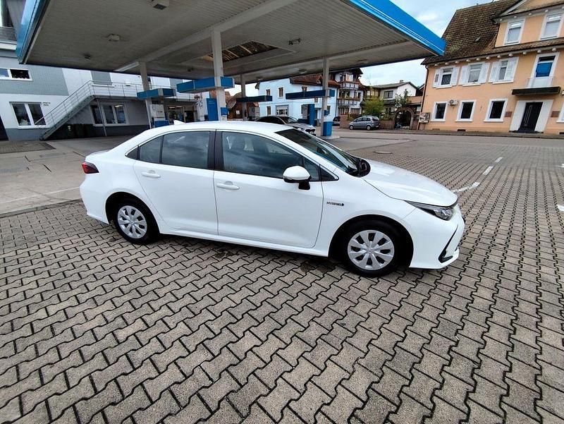 Weiß Gebraucht 2021 Toyota Corolla Limousine | 15.000 € (Etwas zu teuer) - Bild 1/4