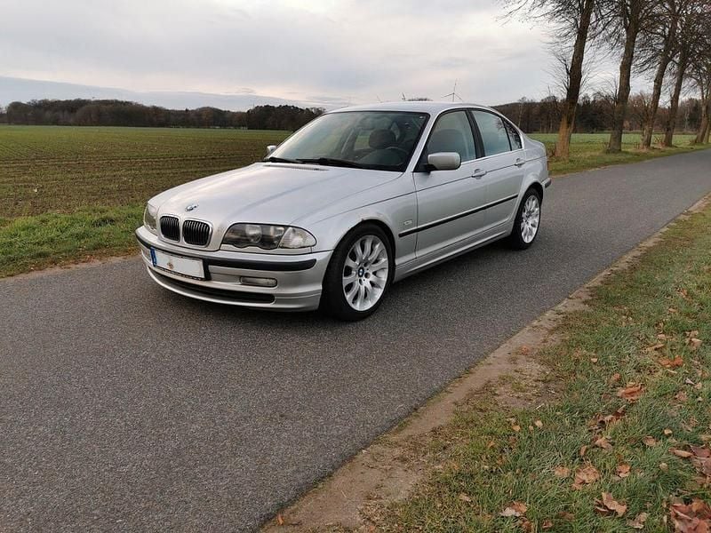 Silber Gebraucht 2001 BMW 330 Limousine | 2.150 € (Fairer Preis) - Bild 1/4