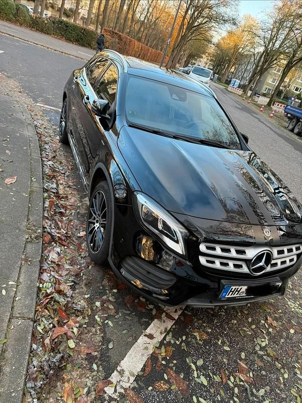 Schwarz Gebraucht 2017 Mercedes GLA180 AMG line SUV | 20.000 € (Teuer) - Bild 1/4