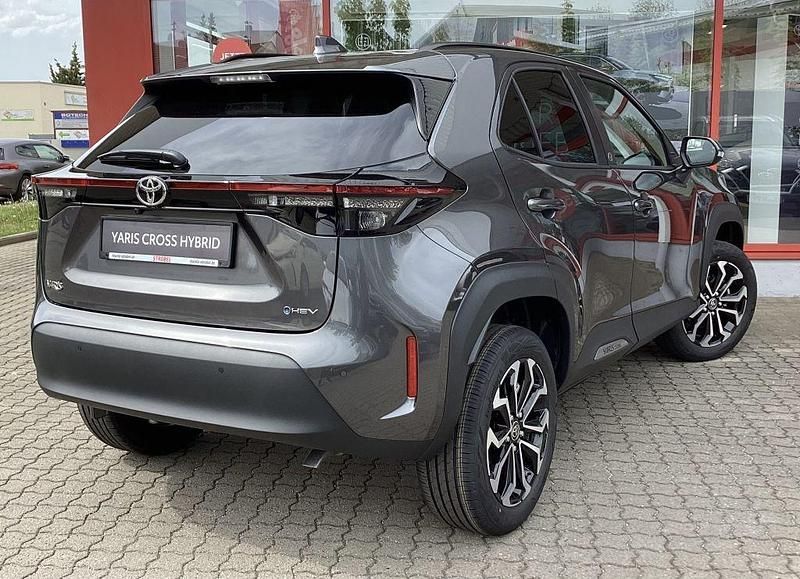 Neu Toyota Yaris Cross 131 PS (96 kW) 2025 Grau SUV