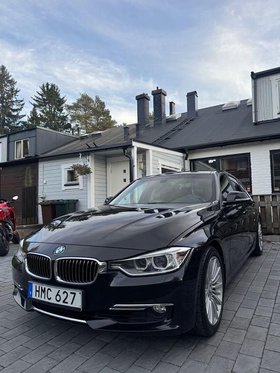 Schwarz Gebraucht 2012 BMW 328 Luxury Line Limousine | 15.500 € (Fairer Preis) - Bild 1/4