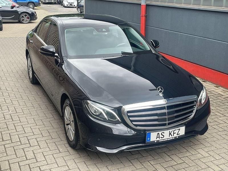 Schwarz Gebraucht 2018 Mercedes E220 Limousine | 24.990 € (Guter Preis) - Bild 1/4