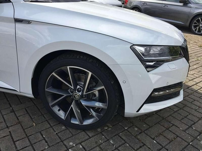 Moon weiss metallic (metallic) Gebraucht 2023 Skoda Superb SportlinePlus Kombi | 38.990 € (Etwas zu teuer) - Bild 1/4