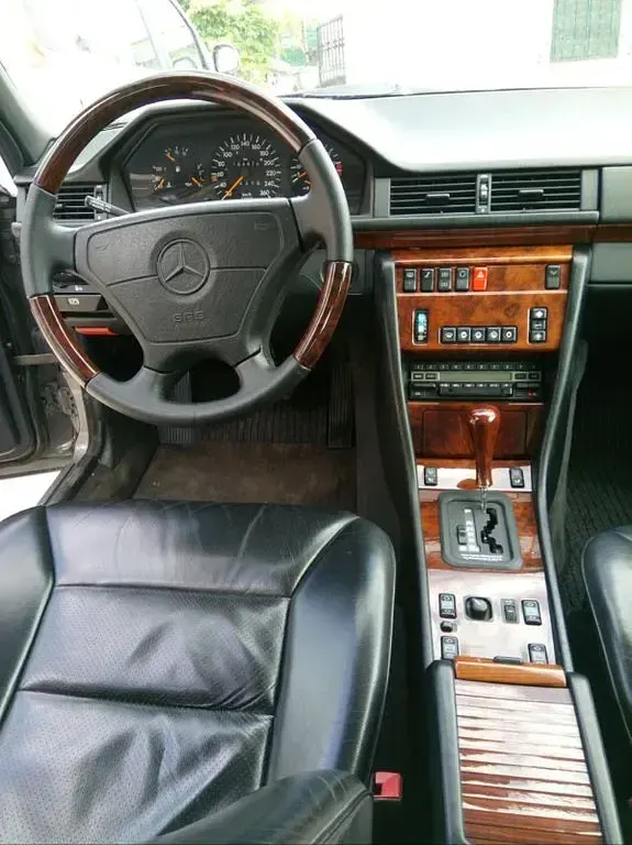 Gebraucht Mercedes E400 279 PS (205 kW) 1992 Braun Limousine