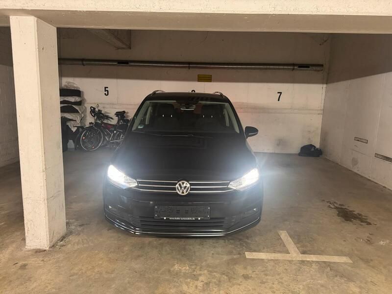 Schwarz Gebraucht 2017 VW Touran Sound Van / Kleinbus | 15.600 € - Bild 1/4
