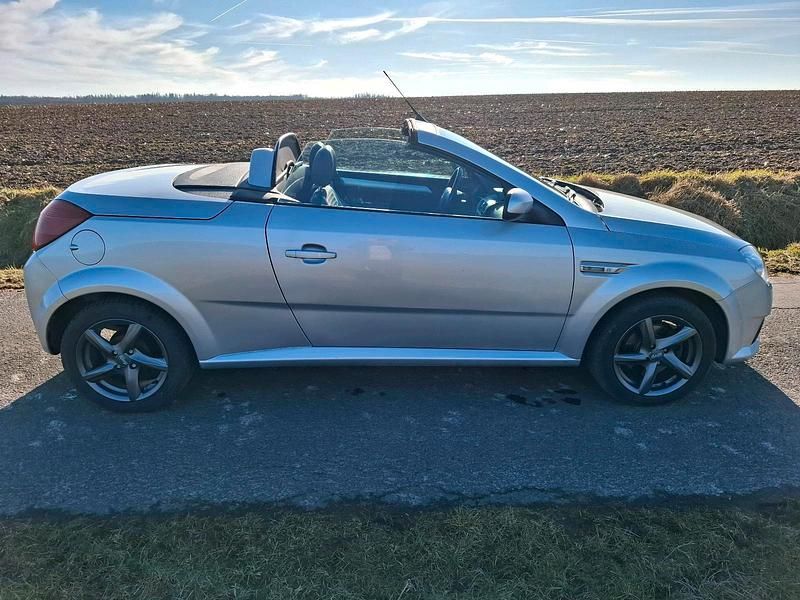 Silber Gebraucht 2005 Opel Tigra Cabrio | 3.555 € (Teuer) - Bild 1/4