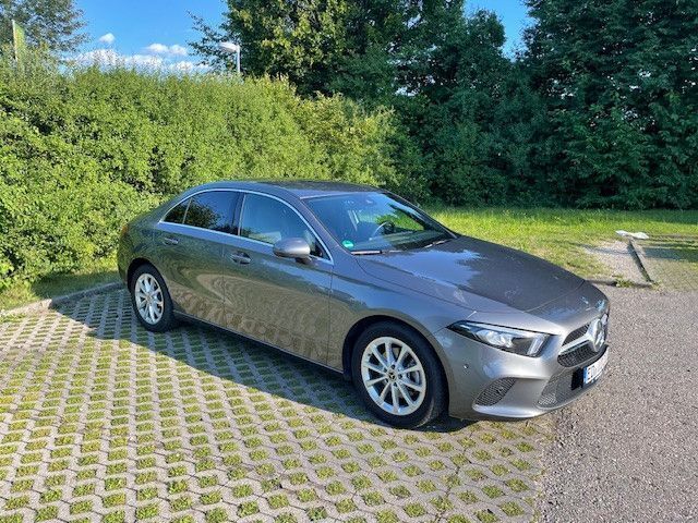 Grau Gebraucht 2019 Mercedes A200 Progressive Limousine | 21.499 € (Fairer Preis) - Bild 1/4