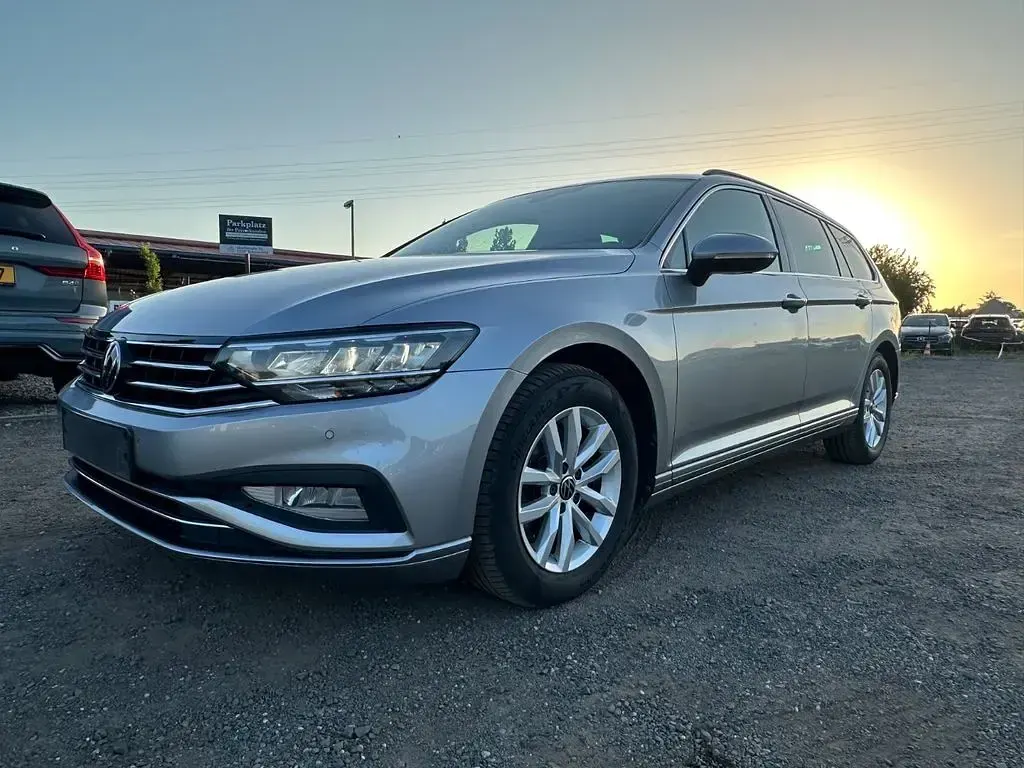 Gebraucht VW Passat 150 PS (110 kW) 2022 Silber Kombi