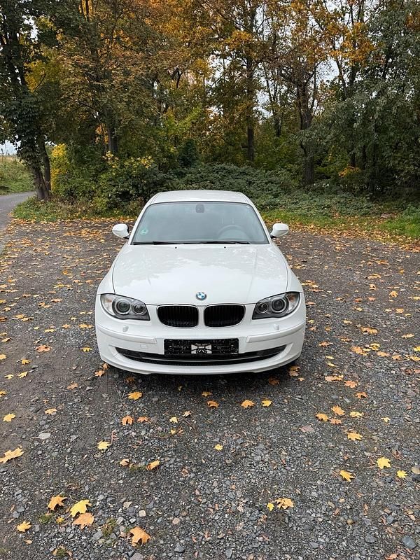 Weiß Gebraucht 2010 BMW 116 Kleinwagen | 5.995 € (Teuer) - Bild 1/4