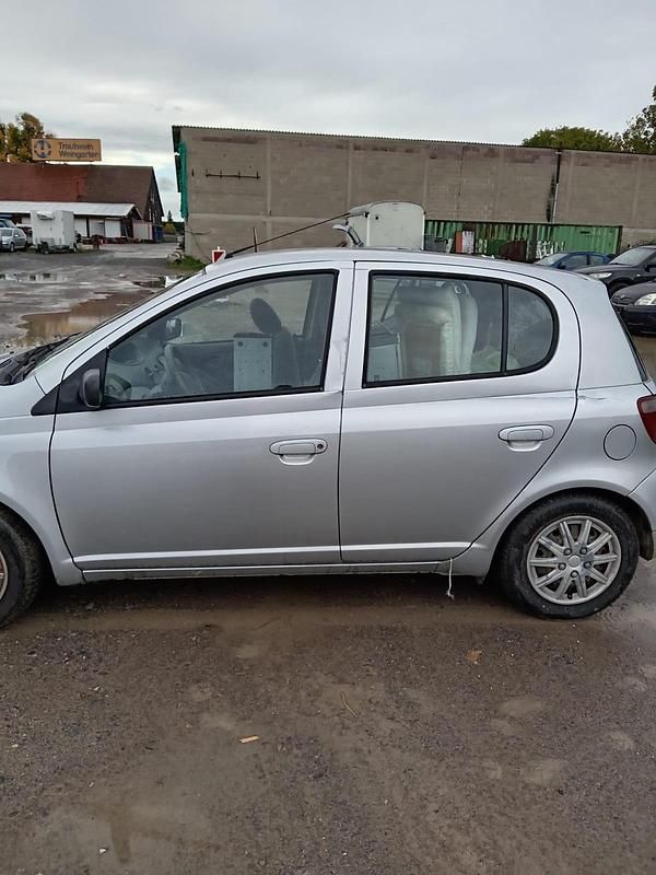 Silber Gebraucht 2000 Toyota Yaris Kleinwagen | 1.050 € (Guter Preis) - Bild 1/4