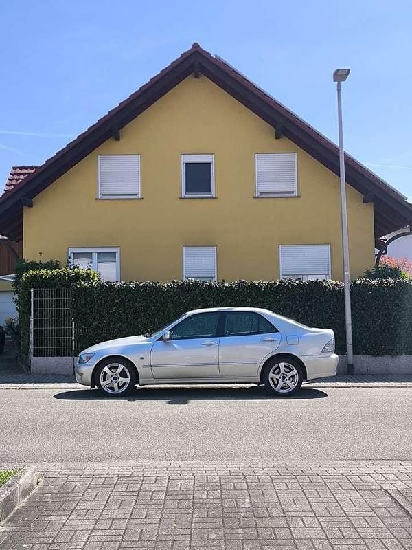 Second-hand Lexus IS200 155 CP (114 kW) 2005 Argintiu Berlinǎ