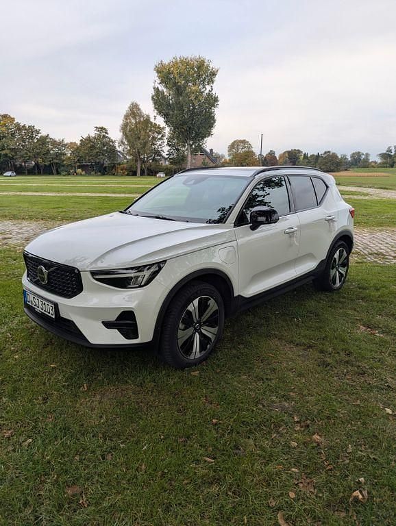 Weiß Gebraucht 2023 Volvo XC40 Plus SUV | 38.500 € (Etwas zu teuer) - Bild 1/4
