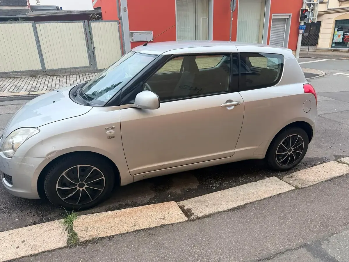 Gebraucht Suzuki Swift 75 PS (55 kW) 2009 Silber Kleinwagen