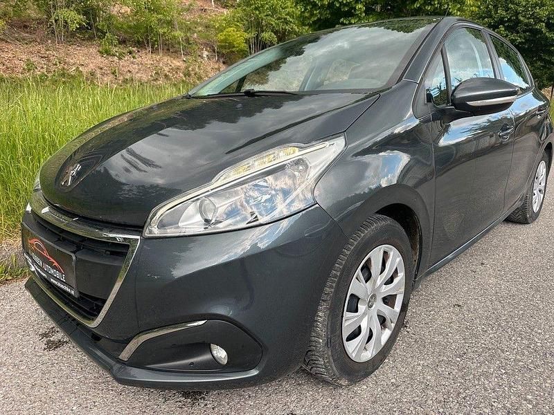 Grau Gebraucht 2016 Peugeot 208 Active Kleinwagen | 4.599 € (Fairer Preis) - Bild 1/4