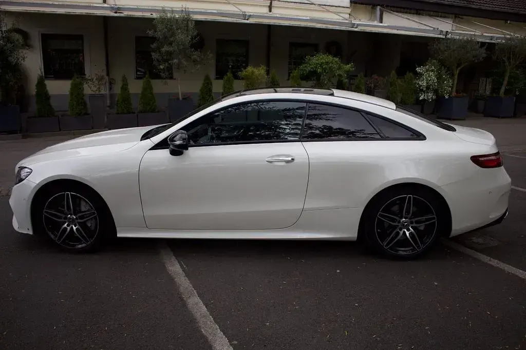 Gebraucht Mercedes E350 AMG line 299 PS (219 kW) 2020 Weiß Coupé