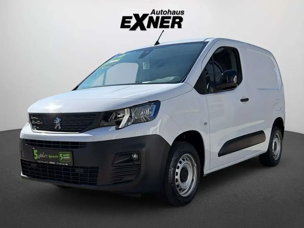 Gebraucht Peugeot Partner Premium 102 PS (75 kW) 2023 Kaolin weiß Van / Kleinbus