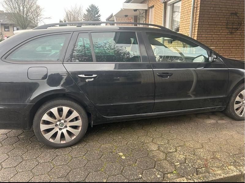 Gebraucht Skoda Superb 160 PS (117 kW) 2012 Schwarz Kombi