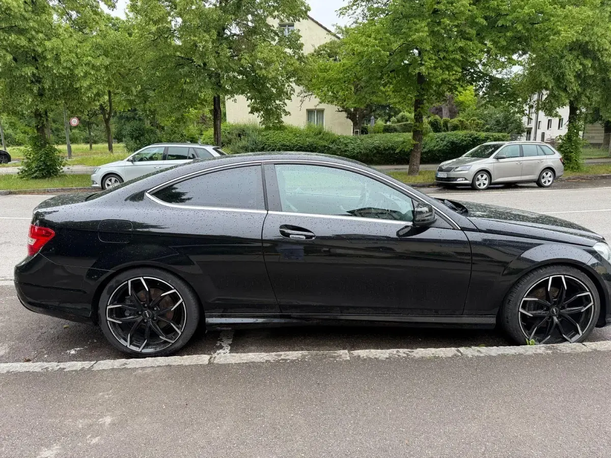 Gebraucht Mercedes 220 170 PS (125 kW) 2011 Schwarz Coupé