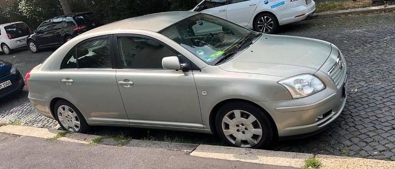 Grau Gebraucht 2003 Toyota Avensis T2 Limousine | 3.150 € (Fairer Preis) - Bild 1/4