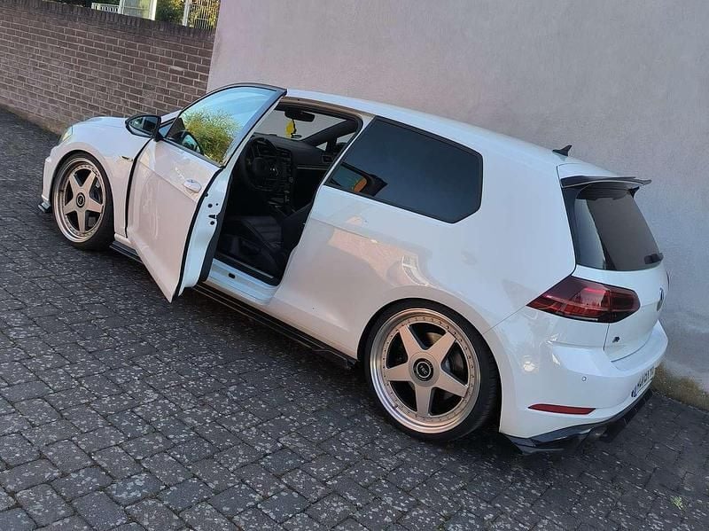 Weiß Gebraucht 2017 VW Golf Coupé | 28.000 € - Bild 1/1