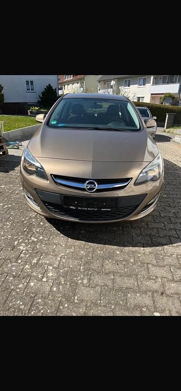 Gebraucht Opel Astra Edition 140 PS (102 kW) 2013 Gold Limousine