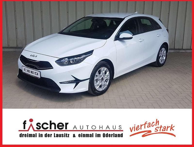 Carraraweiss Neu 2025 Kia Ceed Limousine | 23.545 € (Etwas zu teuer) - Bild 1/4