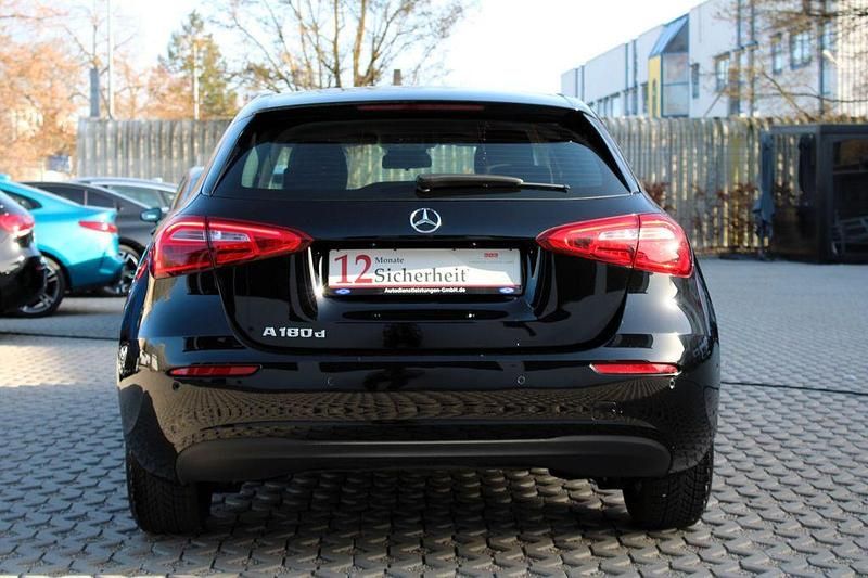 Gebraucht Mercedes A180 116 PS (85 kW) 2022 Schwarz Limousine