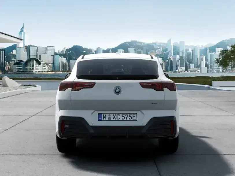 Gebraucht BMW iX2 M Sport 150 kW (204 PS) 2025 Alpinweiss iii (weiß) SUV