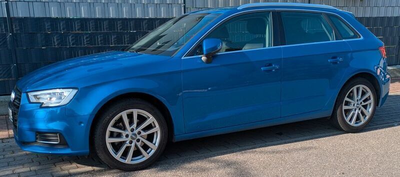 Blau Gebraucht 2017 Audi A3 Sportback Design Limousine | 19.999 € (Etwas zu teuer) - Bild 1/4