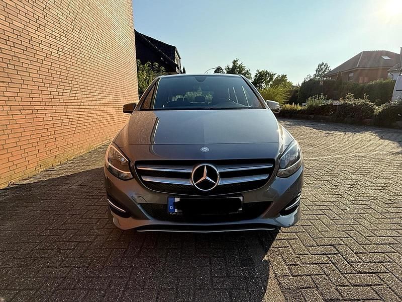 Grau Gebraucht 2016 Mercedes B180 Van / Kleinbus | 12.150 € (Fairer Preis) - Bild 1/4
