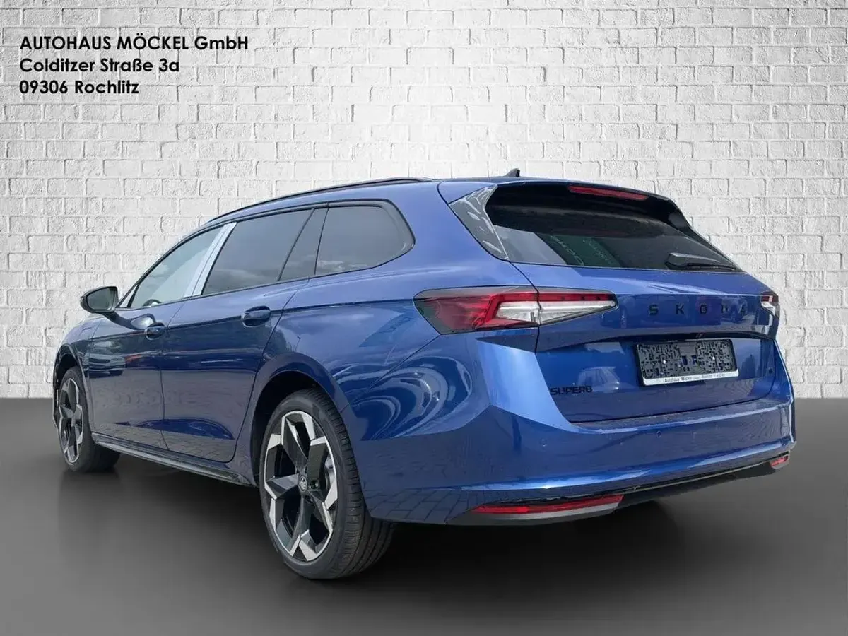 Neu Skoda Superb SportLine 150 PS (110 kW) 2026 Cobalt blau metallic Kombi