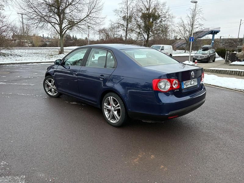 Gebraucht VW Jetta 102 PS (75 kW) 2006 Blau Limousine