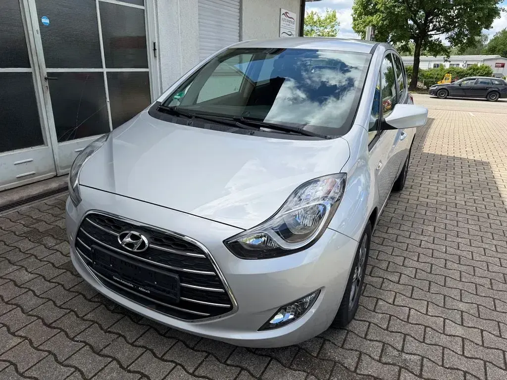 Gebraucht Hyundai ix20 Passion 125 PS (91 kW) 2017 Silber Kleinwagen