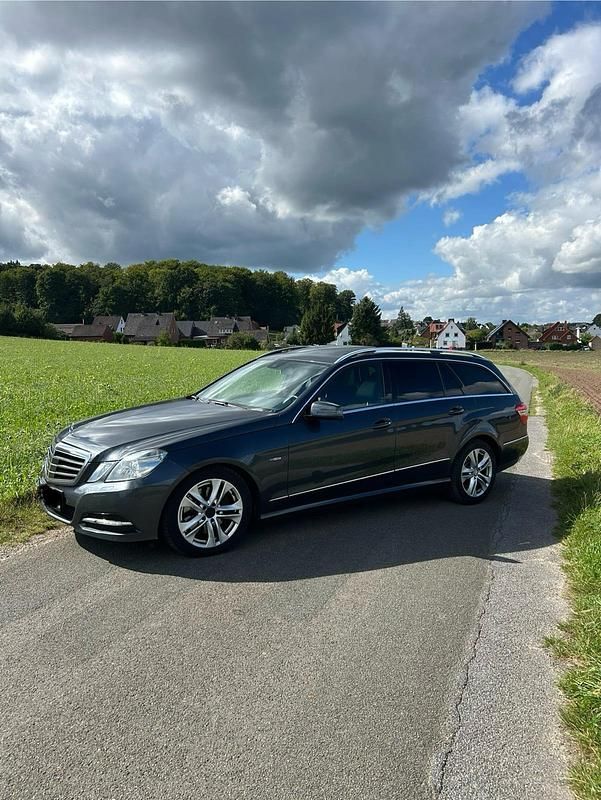 Grau Gebraucht 2010 Mercedes E350 Kombi | 6.000 € (Superpreis) - Bild 1/4