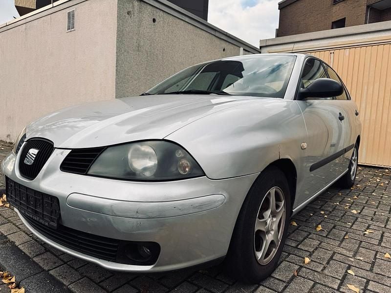 Silber Gebraucht 2004 Seat Ibiza Kleinwagen | 600 € - Bild 1/4