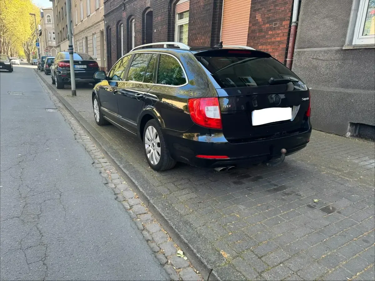 Używany Skoda Superb 140 KM (102 kW) 2012 Czarny Kombi