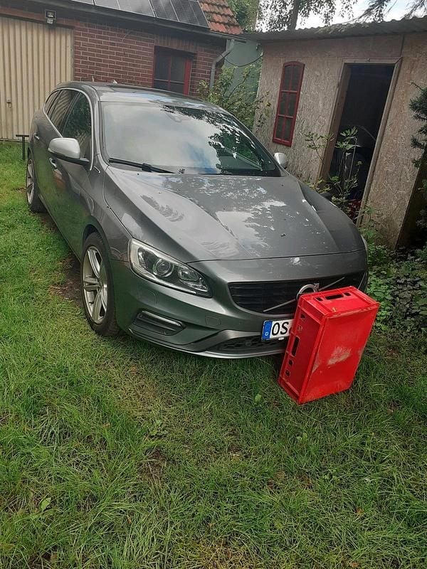 Grau Gebraucht 2015 Volvo V60 Momentum Kombi | 13.500 € (Superpreis) - Bild 1/4