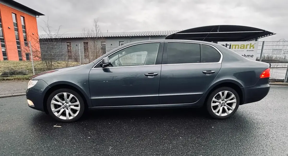 Gebraucht Skoda Superb Comfort 125 PS (91 kW) 2010 Grau Limousine