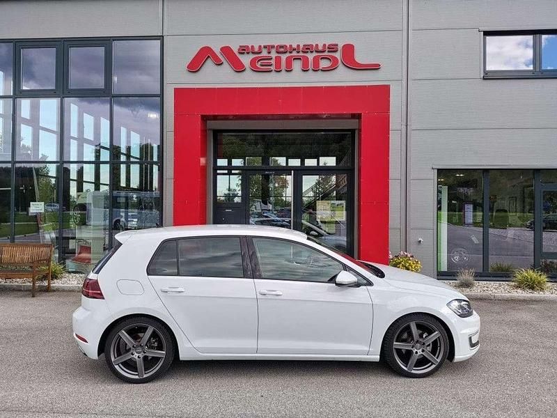 Gebraucht VW e-Golf 100 kW (136 PS) 2018 Weiß metallic Kleinwagen