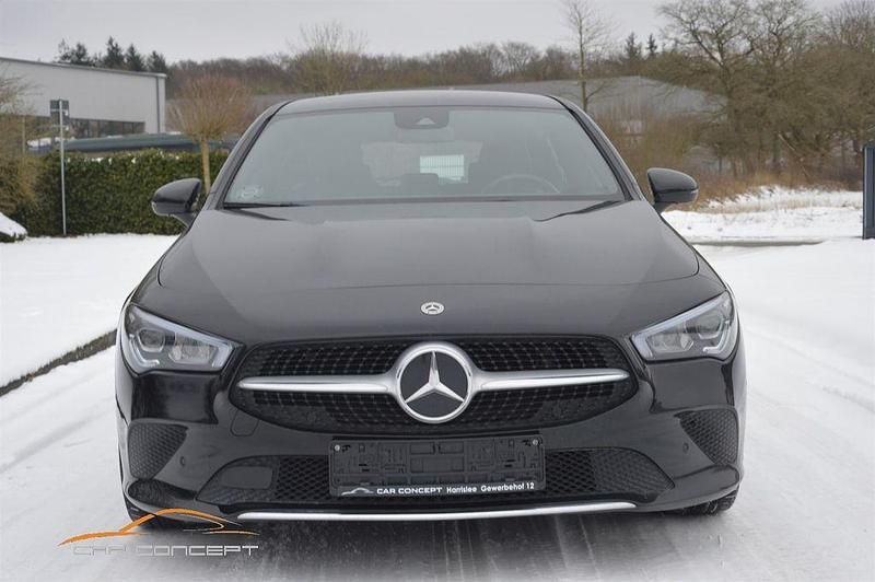 Gebraucht Mercedes CLA200 Shooting Brake 163 PS (119 kW) 2023 Schwarz Kombi