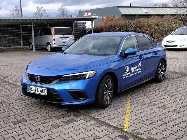 Prem.crystal blue Gebraucht 2024 Honda Civic Elegance Limousine | 32.990 € (Superpreis) - Bild 1/4