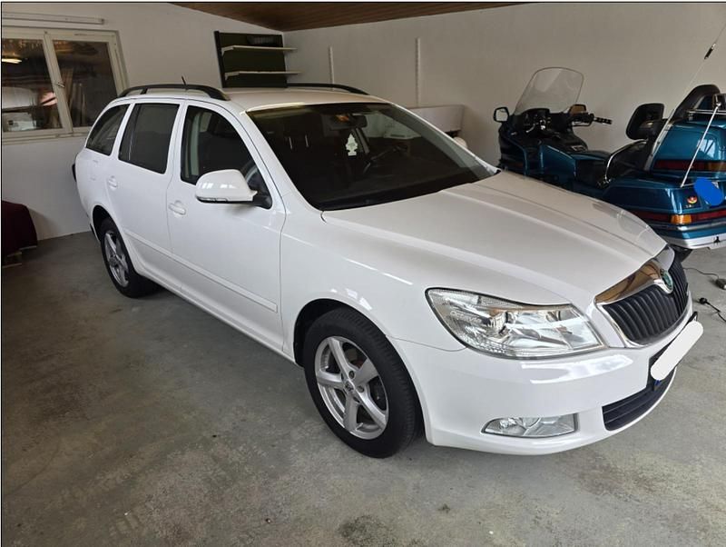 Weiß Gebraucht 2013 Skoda Octavia Limousine | 6.900 € (Superpreis) - Bild 1/4