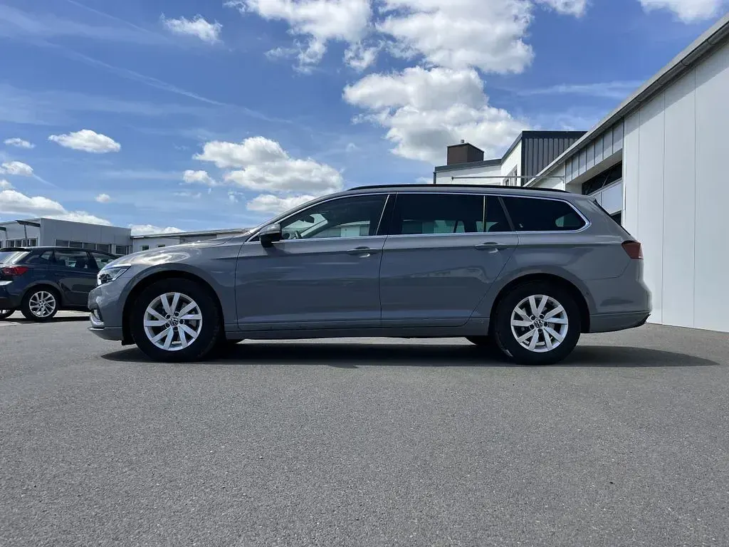 Gebraucht VW Passat Business 122 PS (89 kW) 2023 Grau Kombi