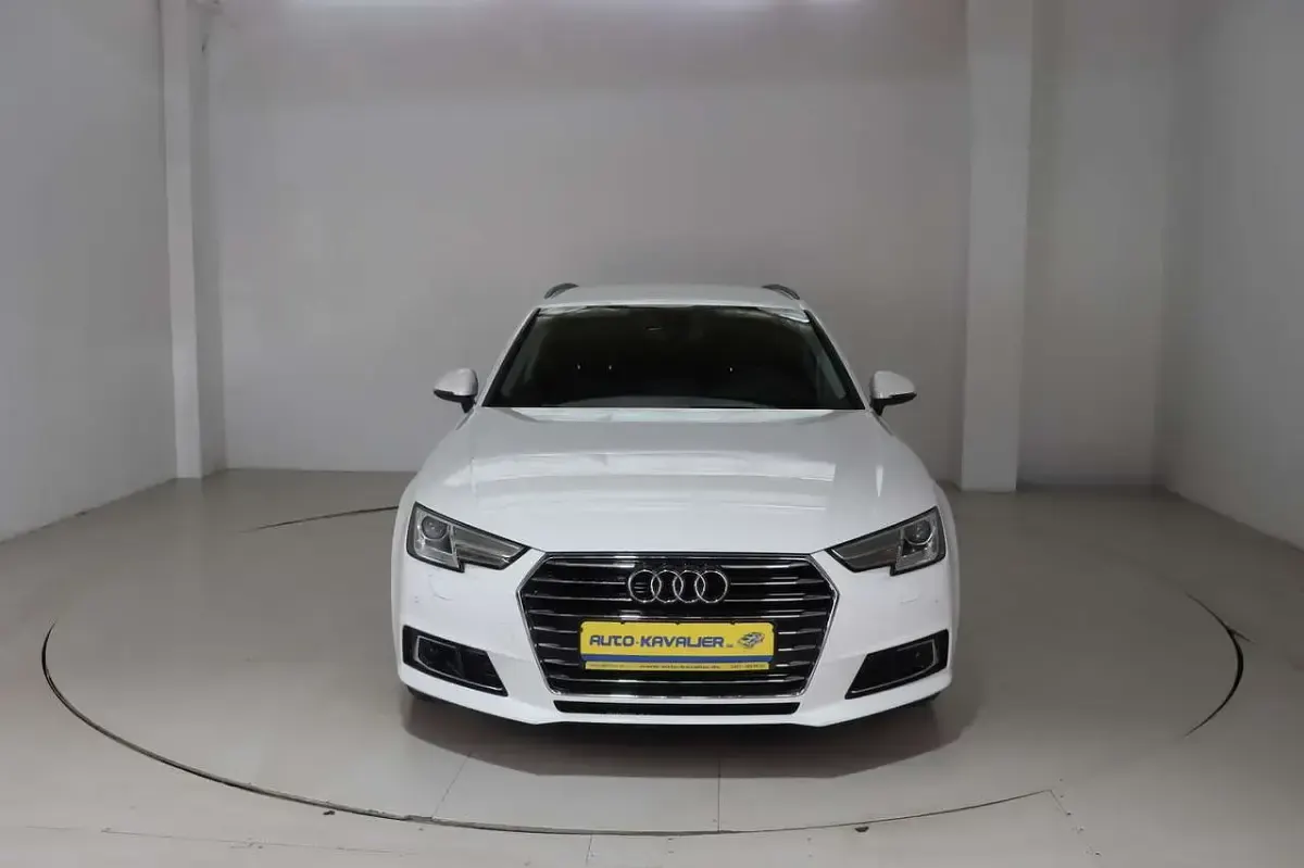 Używany Audi A4 Design 218 KM (160 kW) 2018 Biały Kombi