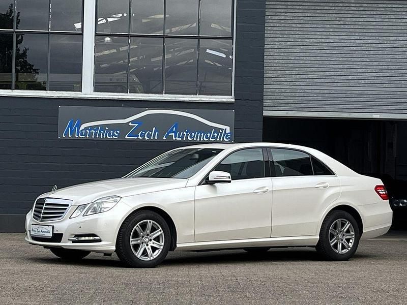 Weiß Gebraucht 2012 Mercedes E200 Limousine | 11.890 € (Fairer Preis) - Bild 1/4