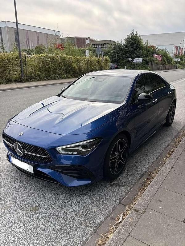 Blau Gebraucht 2024 Mercedes CLA200 AMG Coupé | 33.500 € (Guter Preis) - Bild 1/4