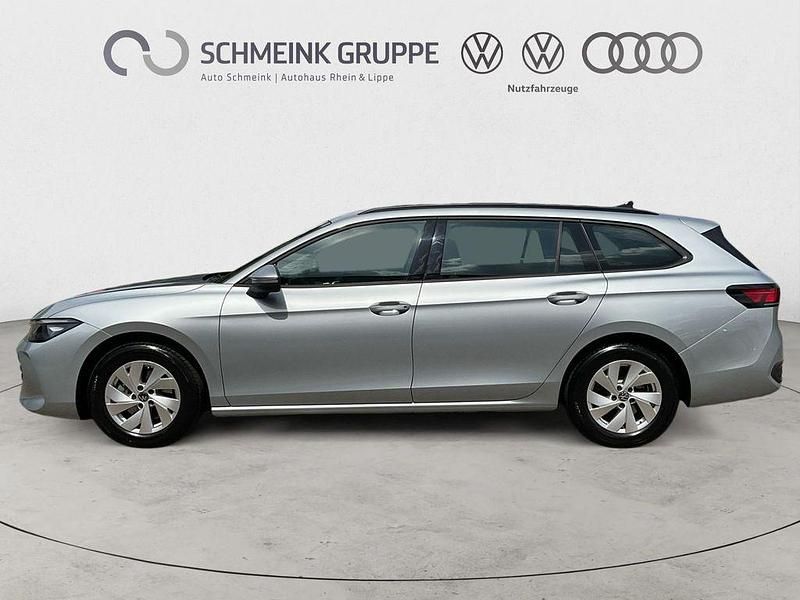 Gebraucht VW Passat 150 PS (110 kW) 2024 Oyster silver metallic Kombi