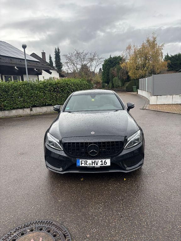 Schwarz Gebraucht 2017 Mercedes C200 AMG line Coupé | 25.400 € (Teuer) - Bild 1/4