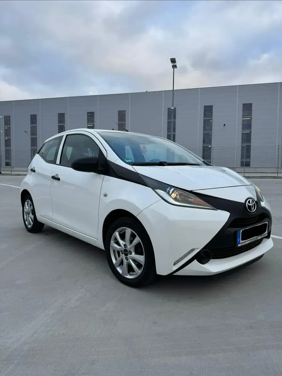 Second-hand Toyota Aygo 69 CP (50 kW) 2015 Alb Hatchback